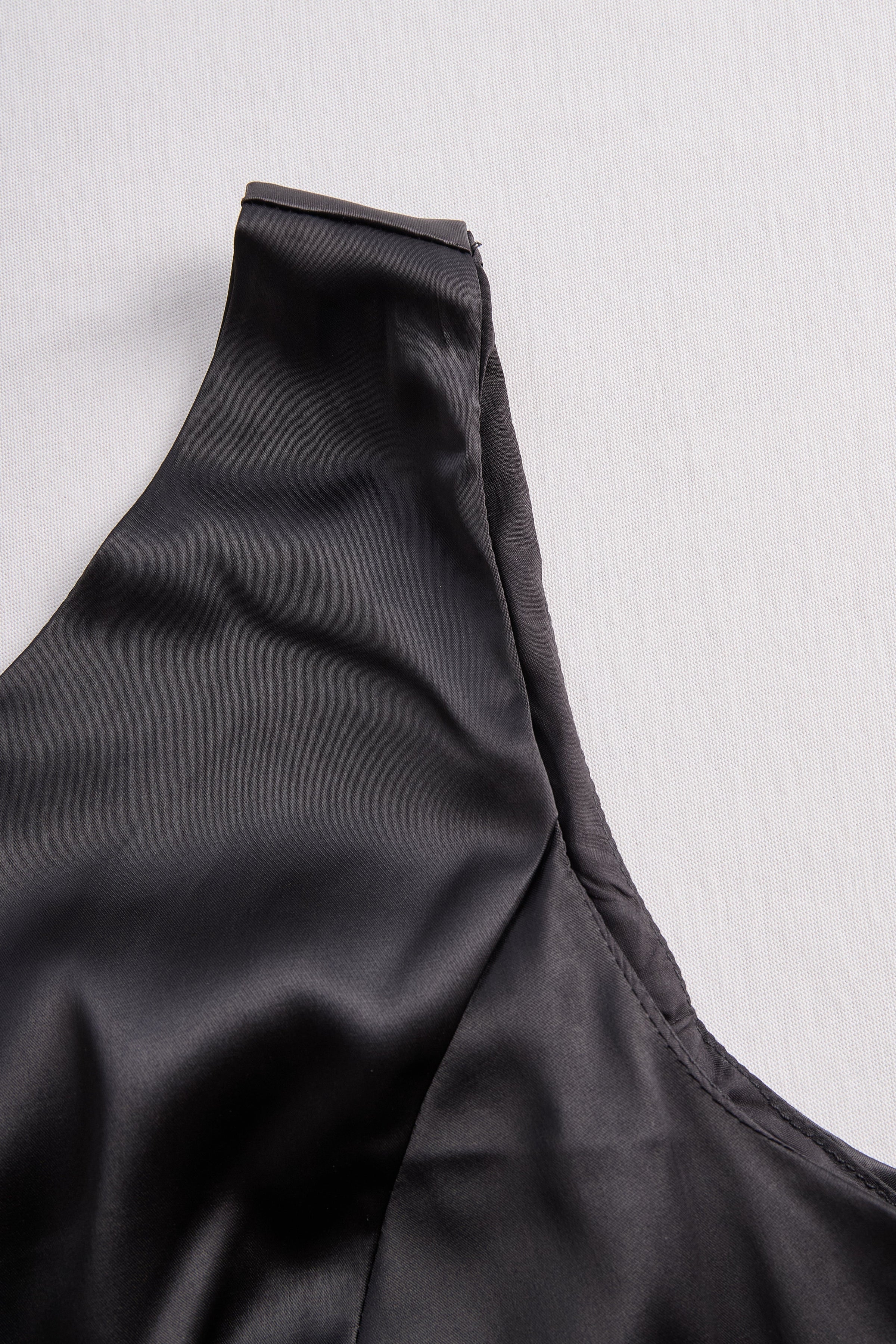 HANNAH | ONE-SHOULDER BLACK GOWN
